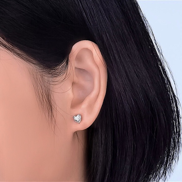 ⚜️𝟯𝟬%𝗢𝗙𝗙 𝗯𝘂𝗻𝗱𝗹𝗲𝘀 𝟯+⚜️ NEW CZ Heart Silver Stud Earrings - Picture 5 of 8